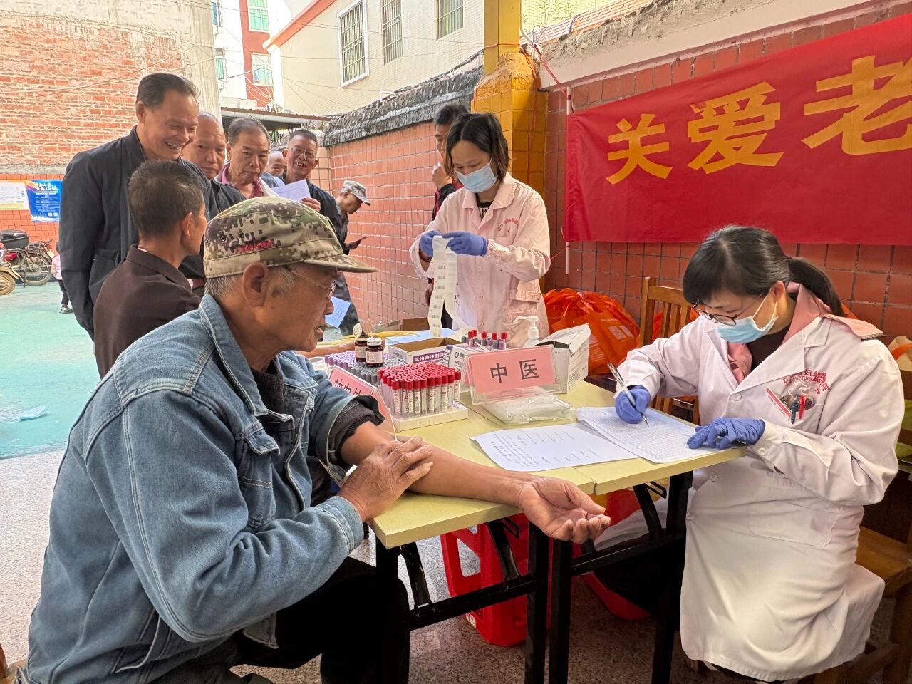 云浮关爱老兵活动走进云安区石城镇