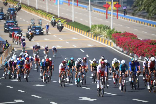 自行车公路赛的选手们通过横琴大桥进入横琴粤澳深度合作区。 南方+ 姚志豪 拍摄 自行车公路赛的选手们通过横琴大桥进入横琴粤澳深度合作区。 南方+ 姚志豪 拍摄