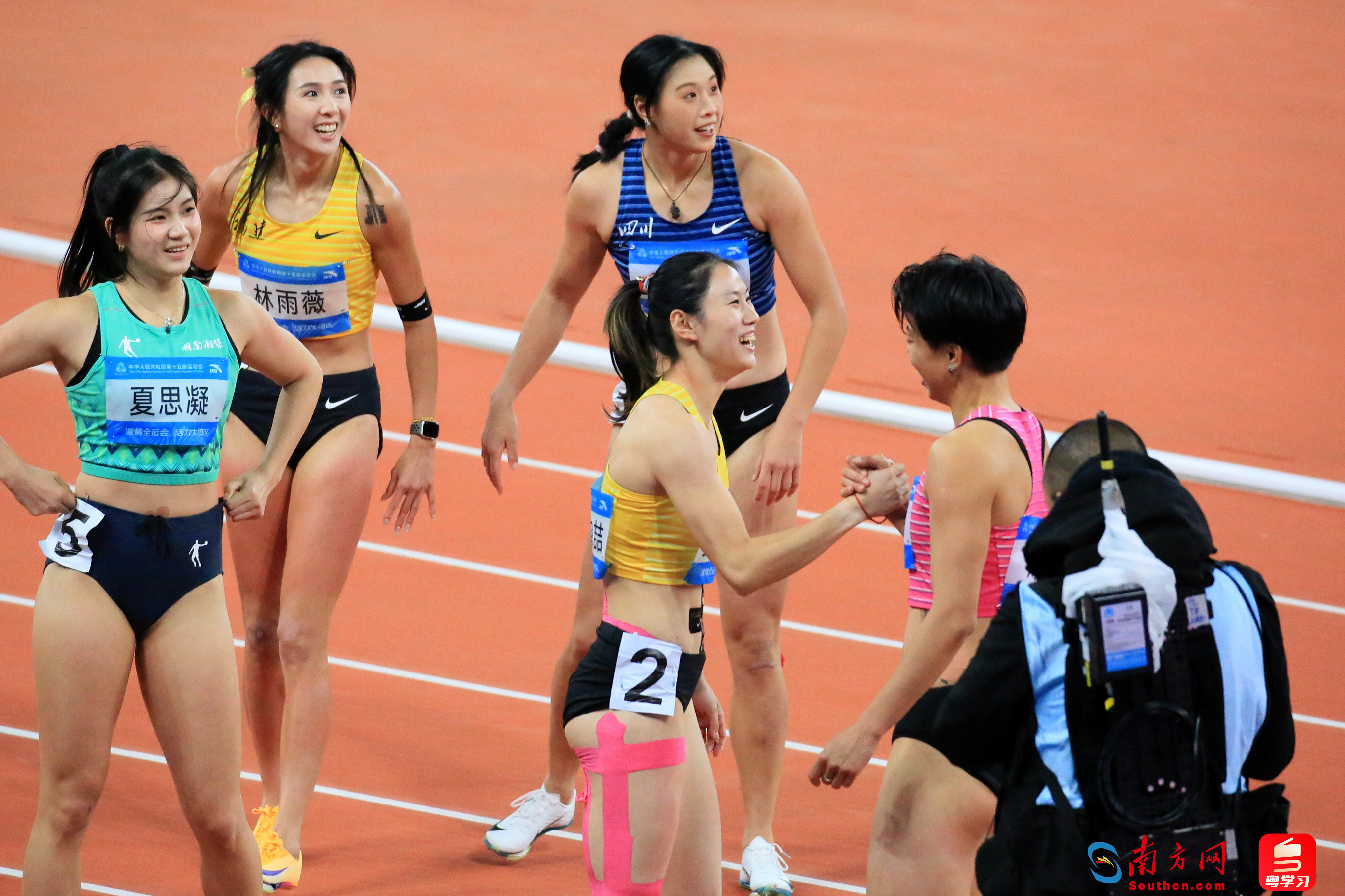 女子100米栏决赛，广东队刘景扬力压吴艳妮夺冠。南方网、粤学习记者 刘竞宇 摄