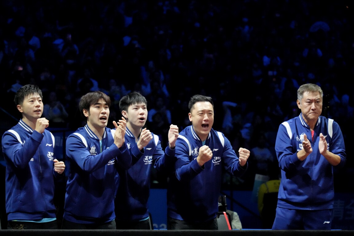 北京队教练组与队员们在场边加油