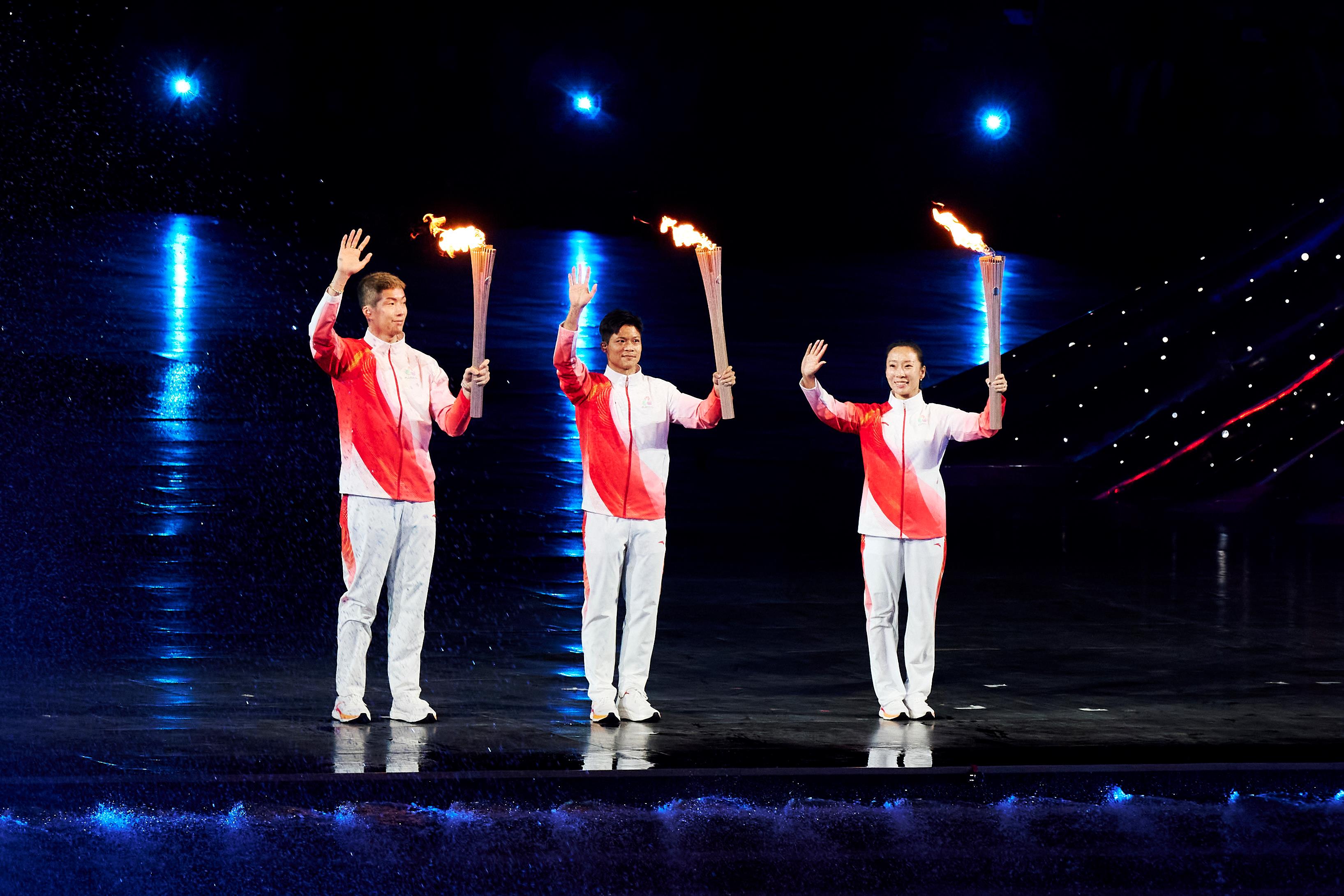 苏炳添担任十五运会开幕式火炬手，点燃主火炬。