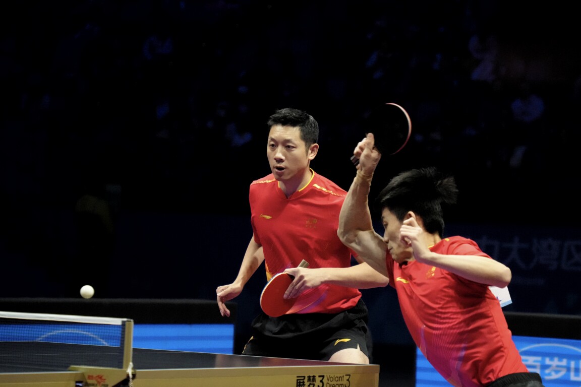 上海队许昕（左）与黄友政（右）