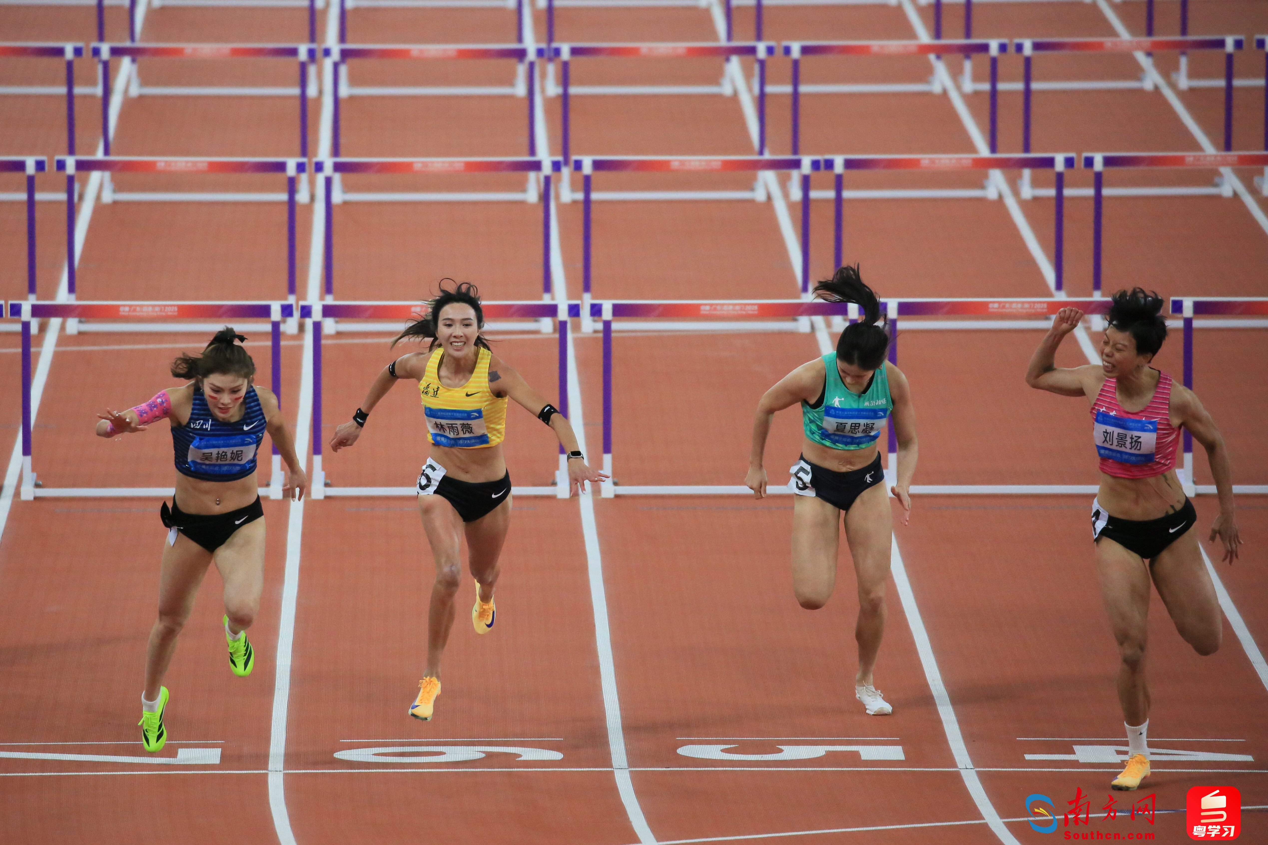 女子100米栏决赛，广东队刘景扬力压吴艳妮夺冠。南方网、粤学习记者 刘竞宇 摄
