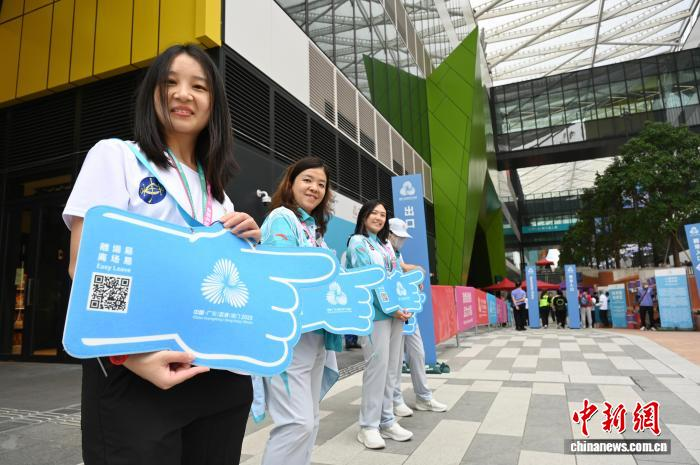 11月7日，多名义工在十五运会香港赛区男子手球项目场馆工作。 中新社记者 李志华 摄