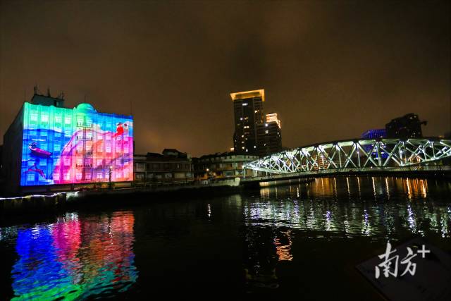 国庆中秋假期，“苏州河光影秀”的举办吸引市民游客争睹百年大展经典作品风采