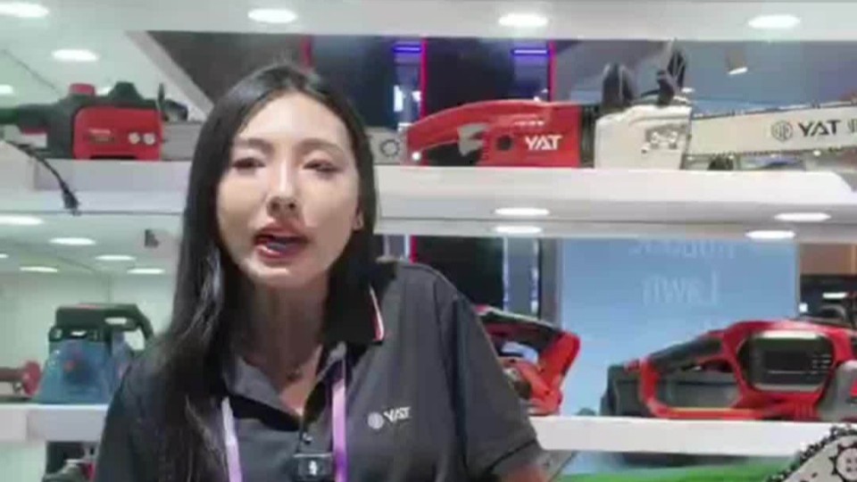 广交会惊现“硬核”带货！参展商小姐姐手持电锯现场解说