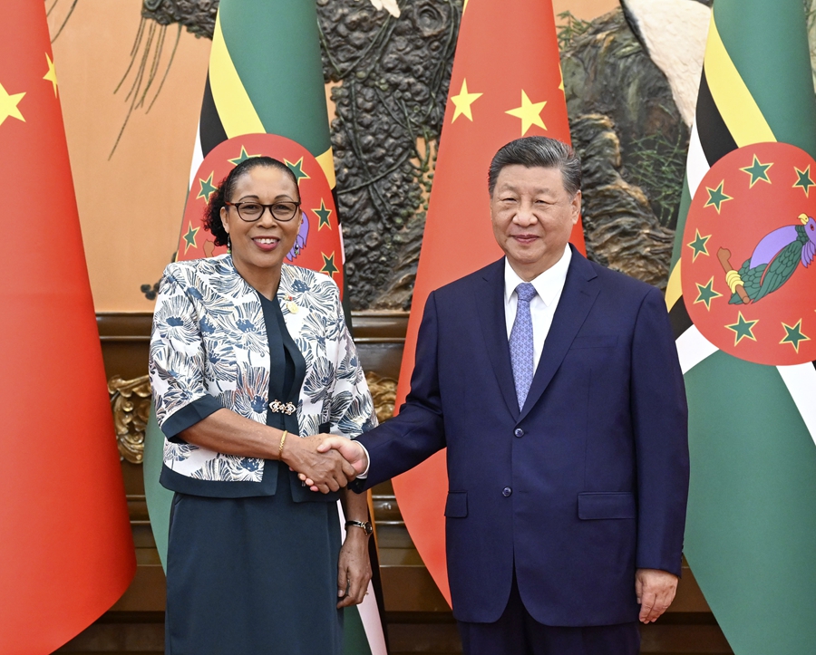 　　10月14日上午，国家主席习近平在北京人民大会堂会见来华出席全球妇女峰会的多米尼克总统伯顿。新华社记者 申宏 摄