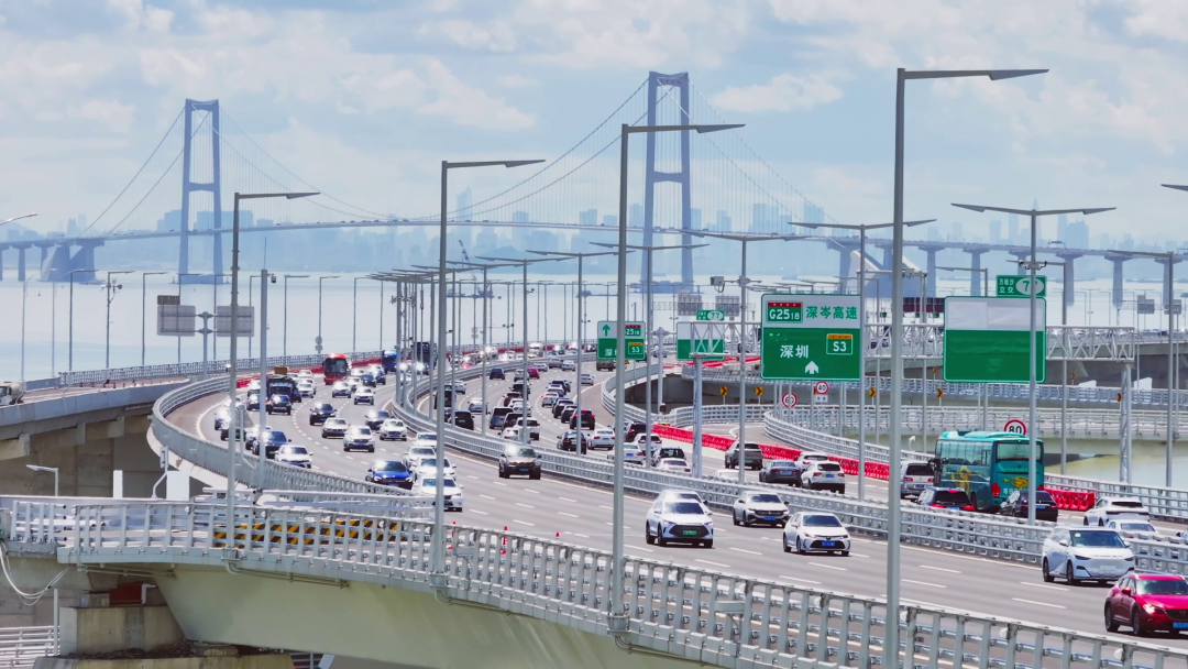 深中通道上川流不息