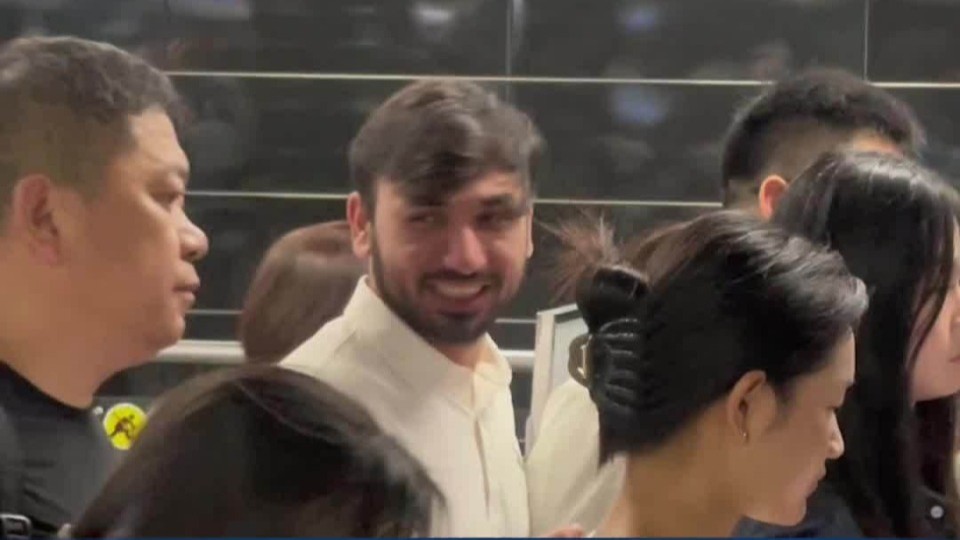 老外混成了老广！广交会首日外商坐地铁“赶早市”