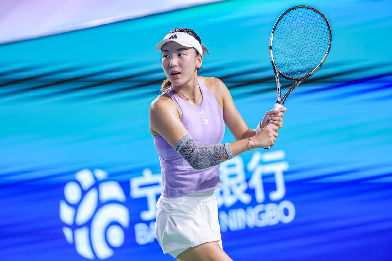王欣瑜在比赛中。图源：WTA国际女子网球协会微博