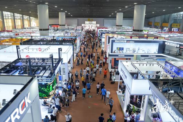 广交会展馆内，人来人往，热闹非凡。