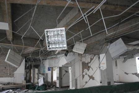 未采用隔震技术的医院楼栋受损严重