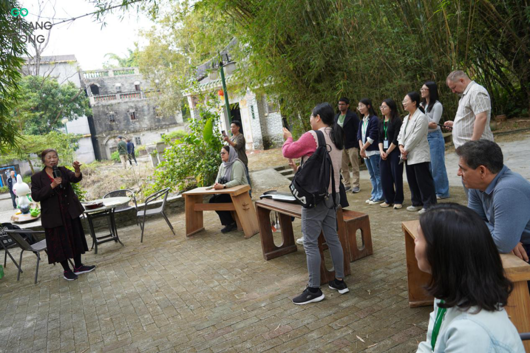 参访团一行在仓东村欣赏村民演唱江门民歌