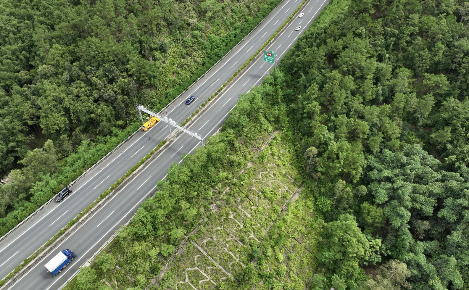 清云高速试点应用无人机AI自动巡检系统