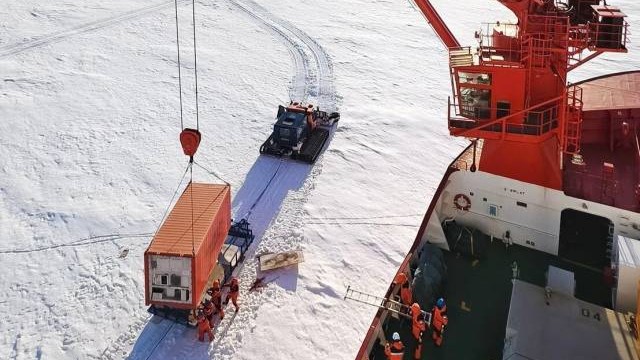 “雪龙2”号抵达南极中山站开启卸货作业