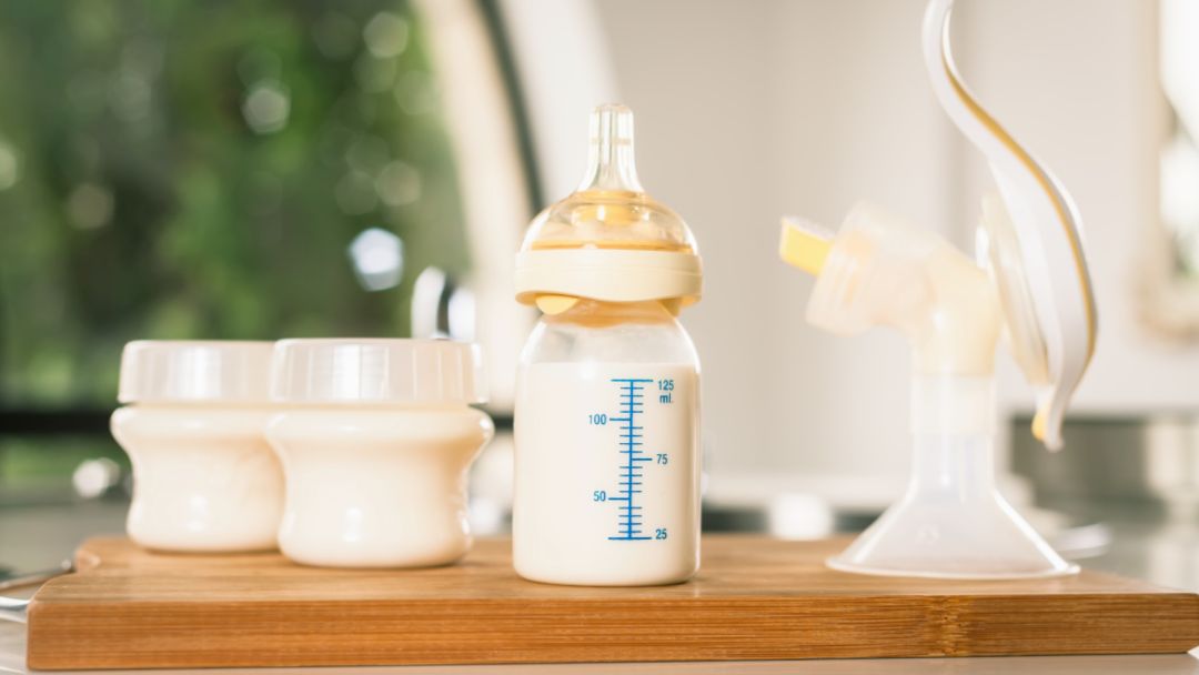 宝宝吃饱了吗？母乳亲喂和奶瓶喂养的“饱足信号”大不同，你知道多少？