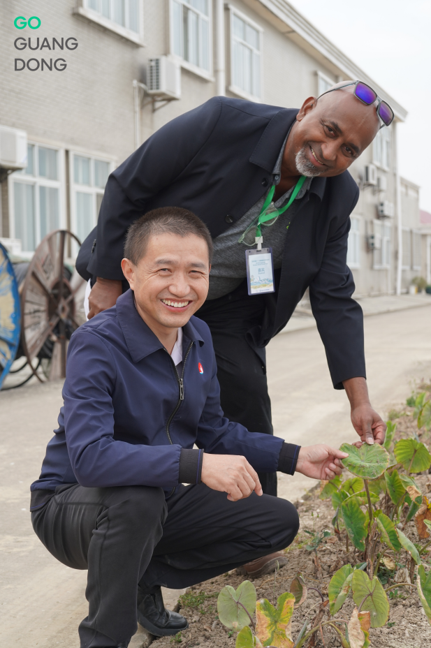 乔萨亚·戈内瓦(右)与广东远宏水产集团有限公司徐爱宁(左)