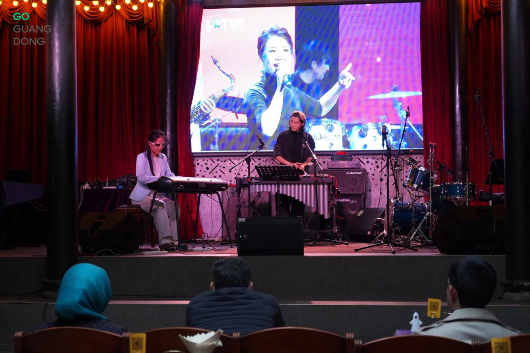 参访团一行在珠海北山村龙溪杨公祠欣赏爵士乐