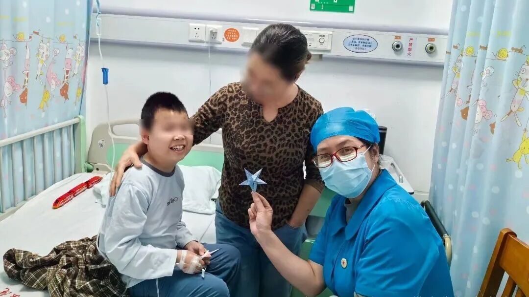 病床边的艺术之光，让七彩童年不褪色