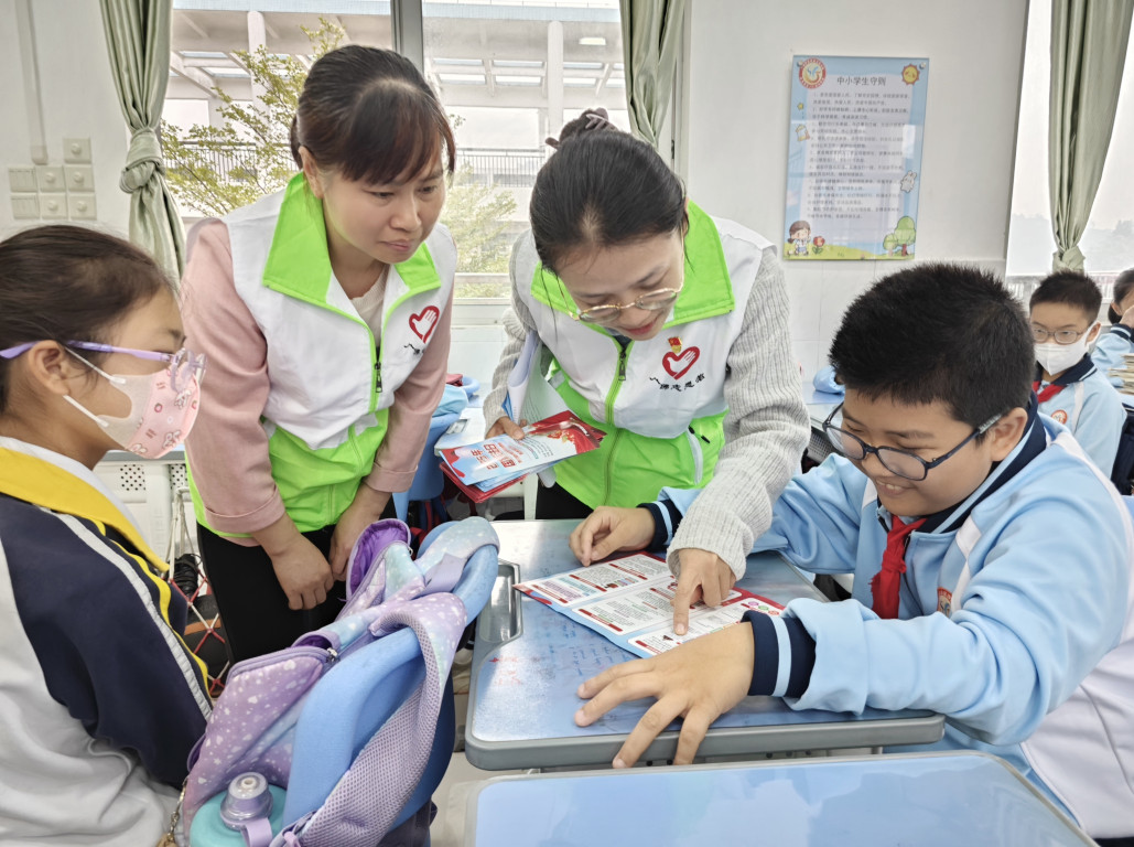 讲解宪法知识。(通讯员摄)