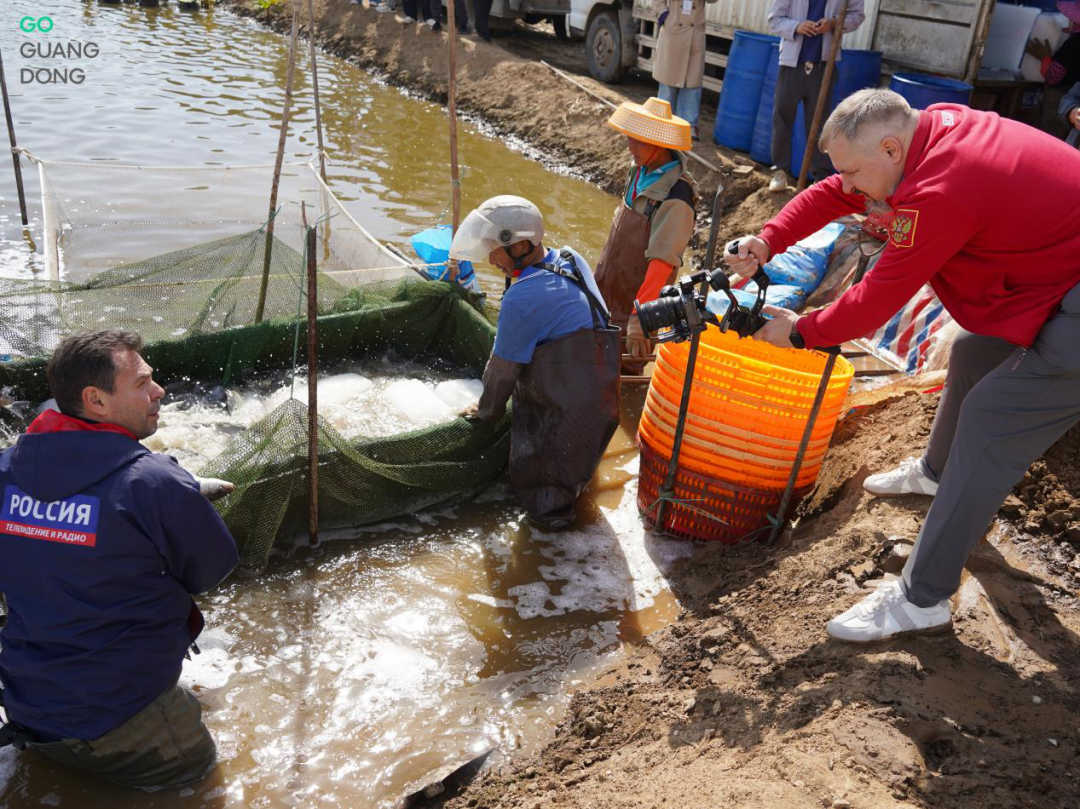 俄罗斯全国广播电视公司驻华分社记者捕捉当地渔民收获画面