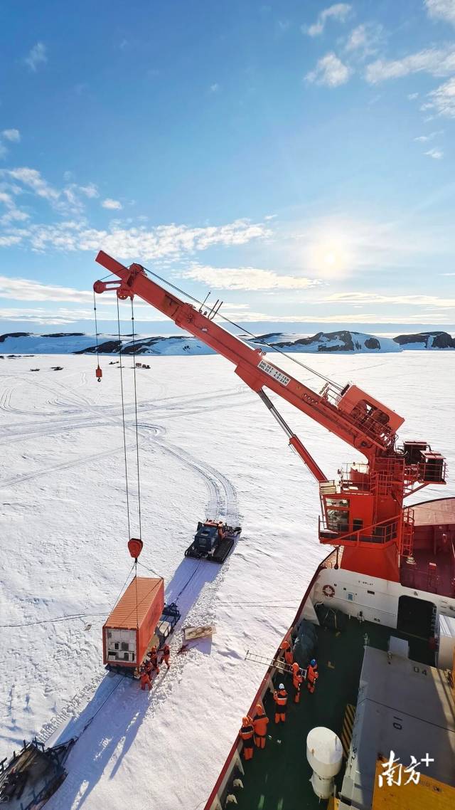 “雪龙2”号抵达距离中山站12公里的卸货预定卸货地点，开启卸货作业。作业
