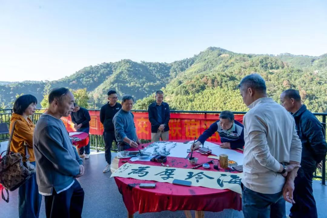 郁南“乡村艺先生”登顶金菊顶
