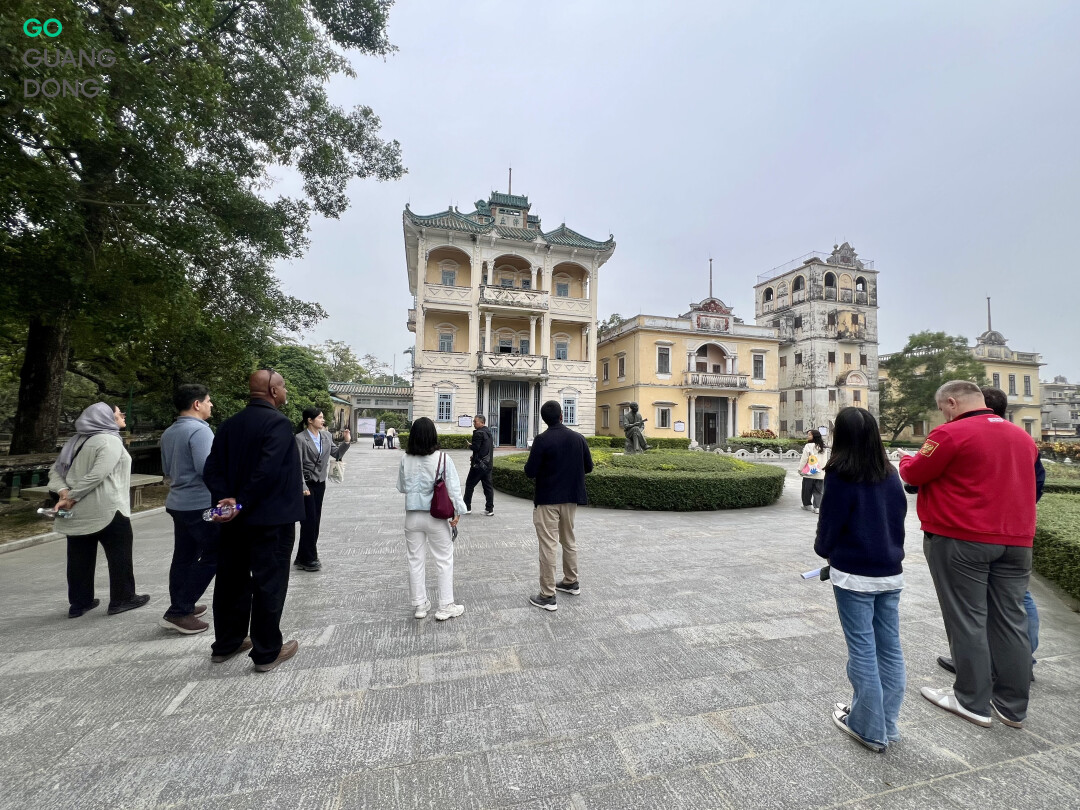 参访团一行参观江门立园