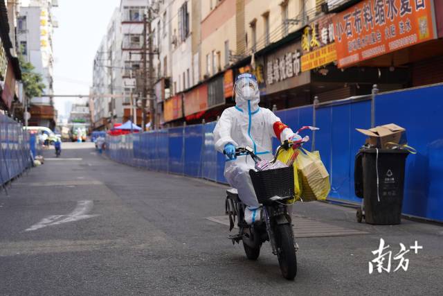 沈秦伟骑着电动车，穿行在康鹭片区的小巷。 