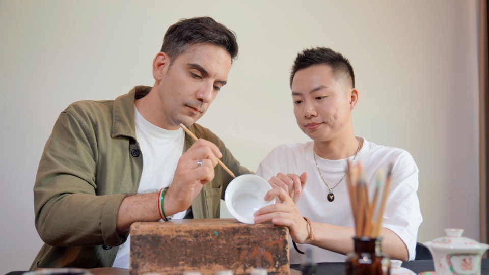 Explore Cantonese porcelain world "cups" with Italian expat