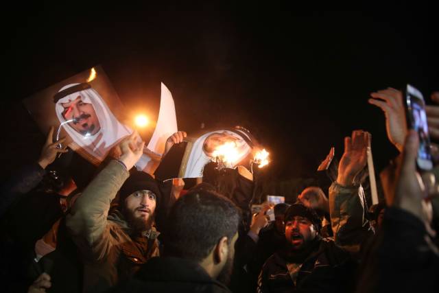 2016年1月2日，在伊朗首都德黑兰，抗议者聚集在沙特驻伊朗大使馆外。图源：新华社