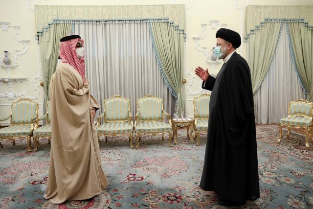 2021年12月6日，在伊朗首都德黑兰，伊朗总统莱希（右）会见到访的阿拉伯联合酋长国国家安全顾问阿勒纳希安。莱希表示，与地区国家保持良好关系是伊朗新政府的外交优先事项之一，伊朗愿意与阿联酋发展关系。图源：新华社