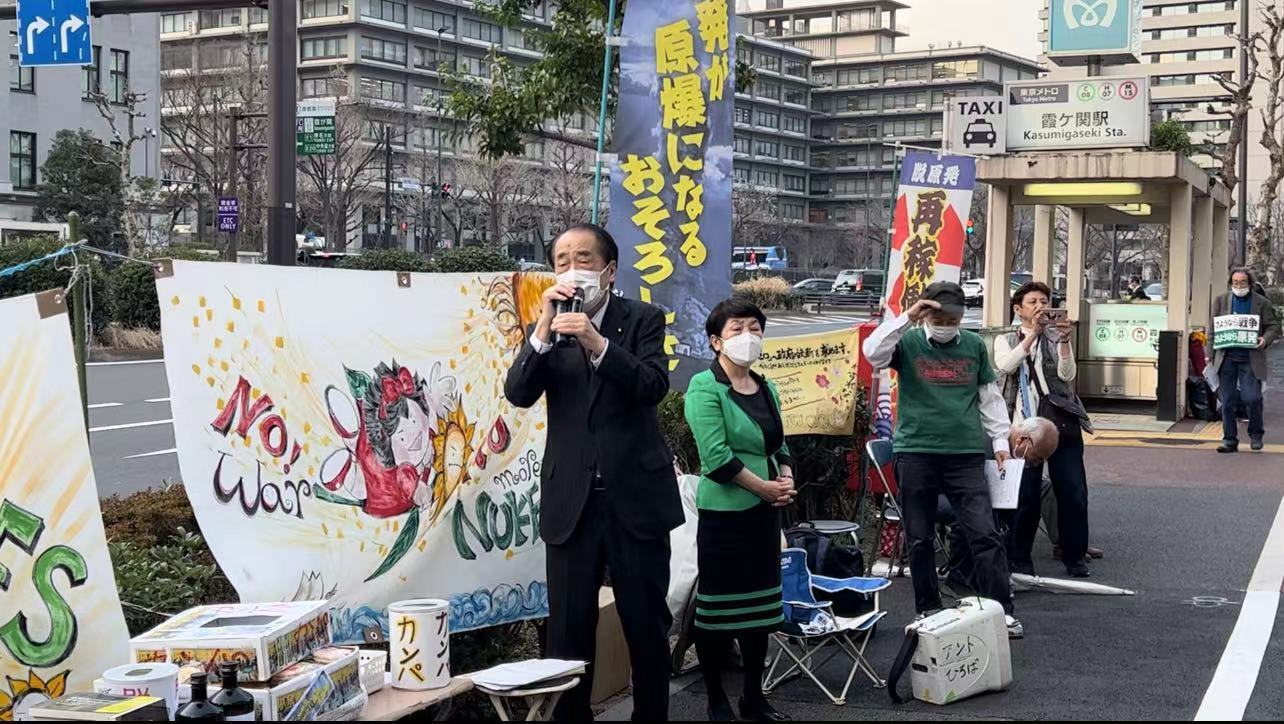 3月10日下午，日本市民团体在日本经济产业省门前举行集会，反对福岛核污染水排海计划。日本前首相菅直人（持话筒者）参加活动并发表演讲。