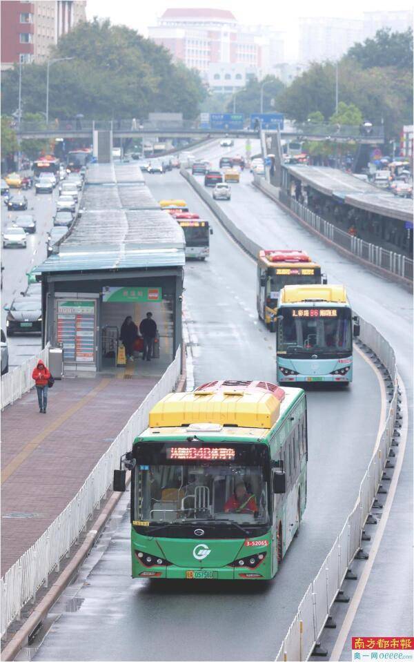 昨日，在广州岗顶(BRT)公交站，运条迎终车辆有序进出。线路<strong>j9</strong>