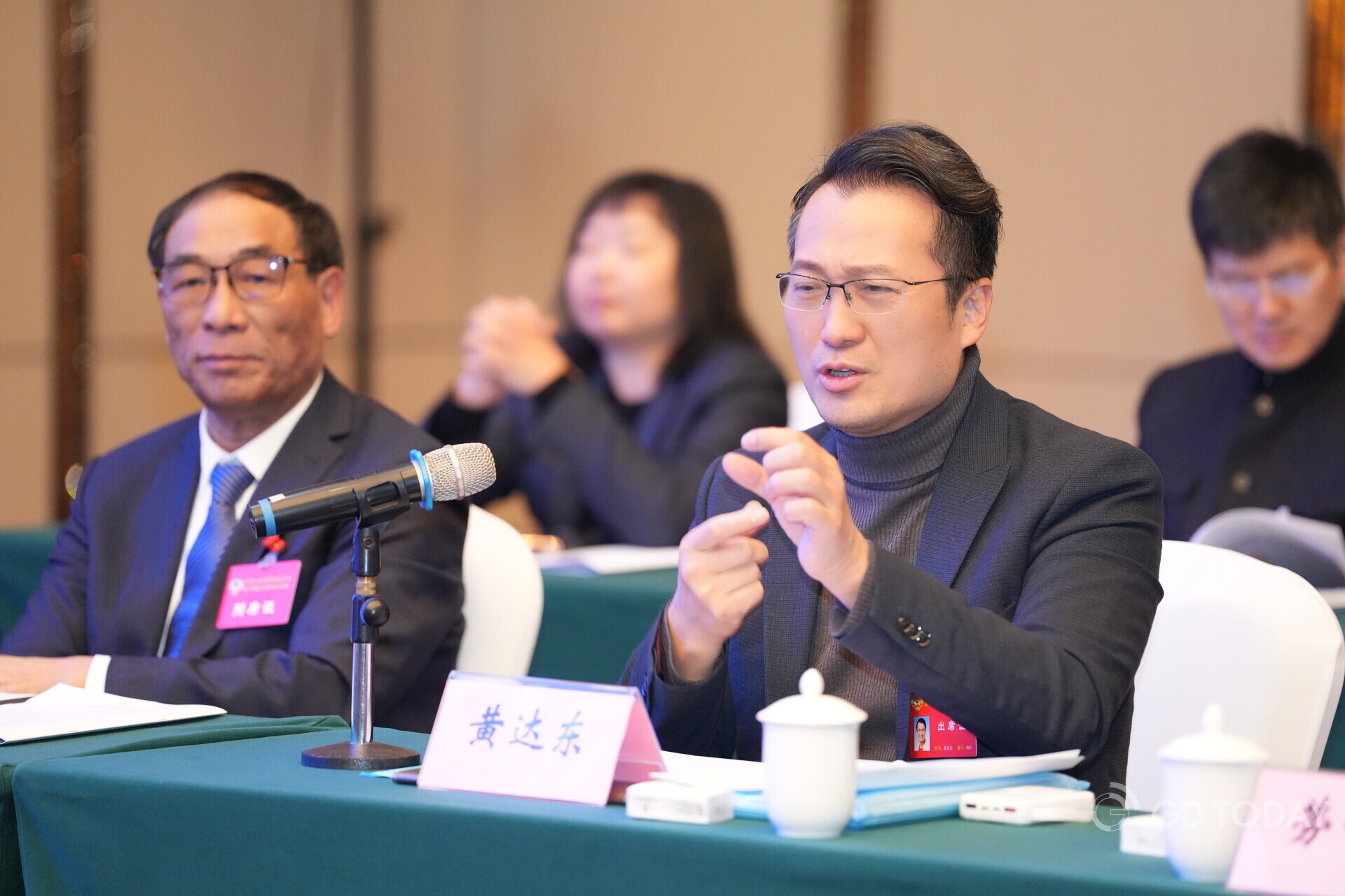 Huang Dadong, a committee member from Hong Kong, emphasized a closer cooperation of Jiangmen-Hong Kong. 南方+ 杨兴乐 拍摄