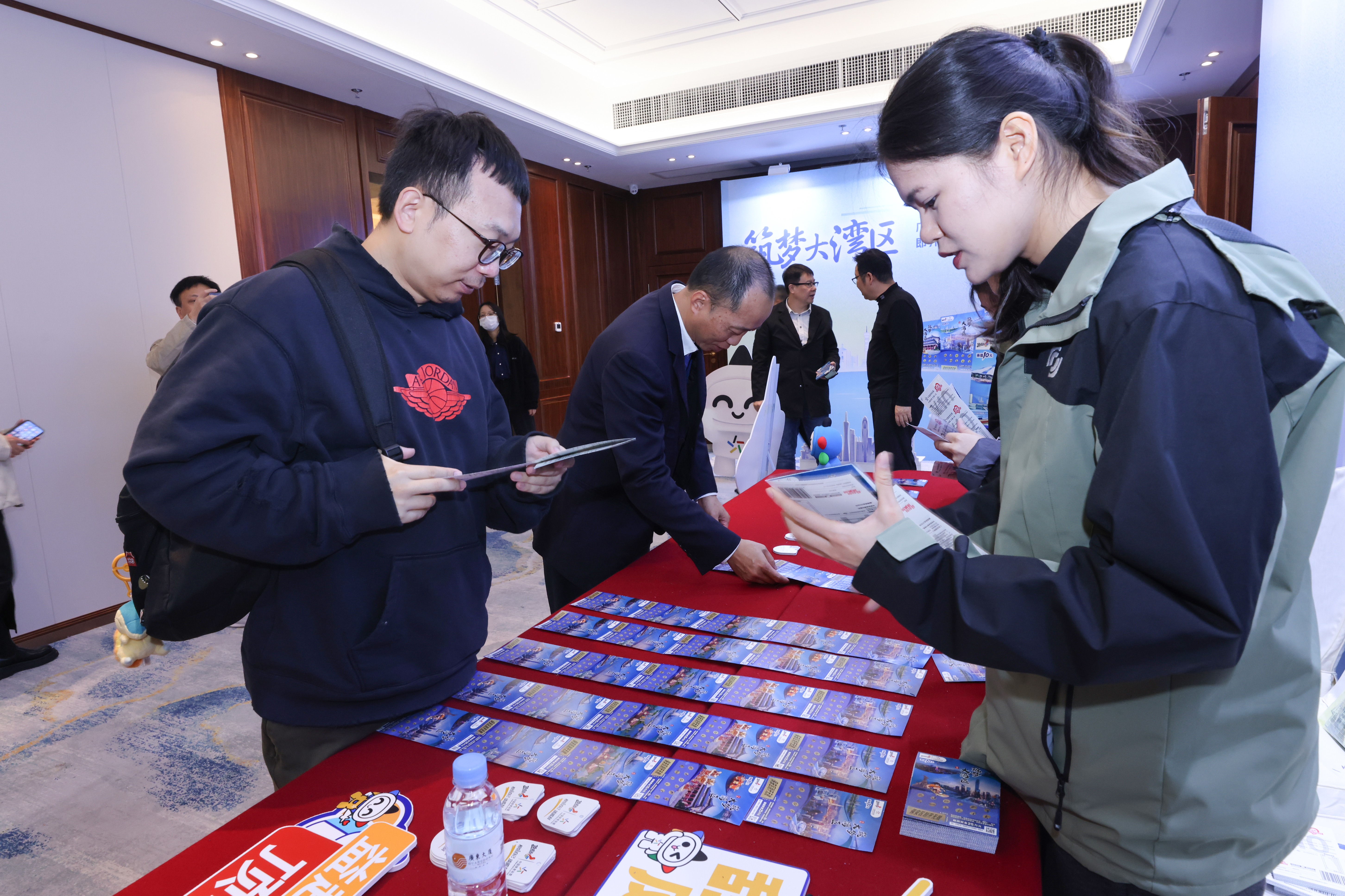 与会媒体及观众了解“筑梦大湾区”主题即开票信息及打卡顶呱刮公益