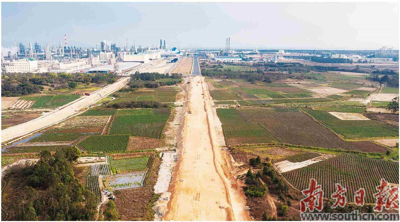 揭陽(yáng)大南海石化工業(yè)區(qū)南海大道建設(shè)現(xiàn)場(chǎng)，項(xiàng)目路基實(shí)現(xiàn)全面貫通。南方日?qǐng)?bào)記者 石磊 通訊員 肖明葵 攝