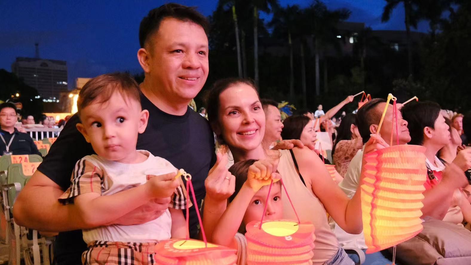 Free lantern viewing! 40-meter dragon and Pantang five rarities shine at Guangzhou Cultural Park's Mid-Autumn Lantern Festival