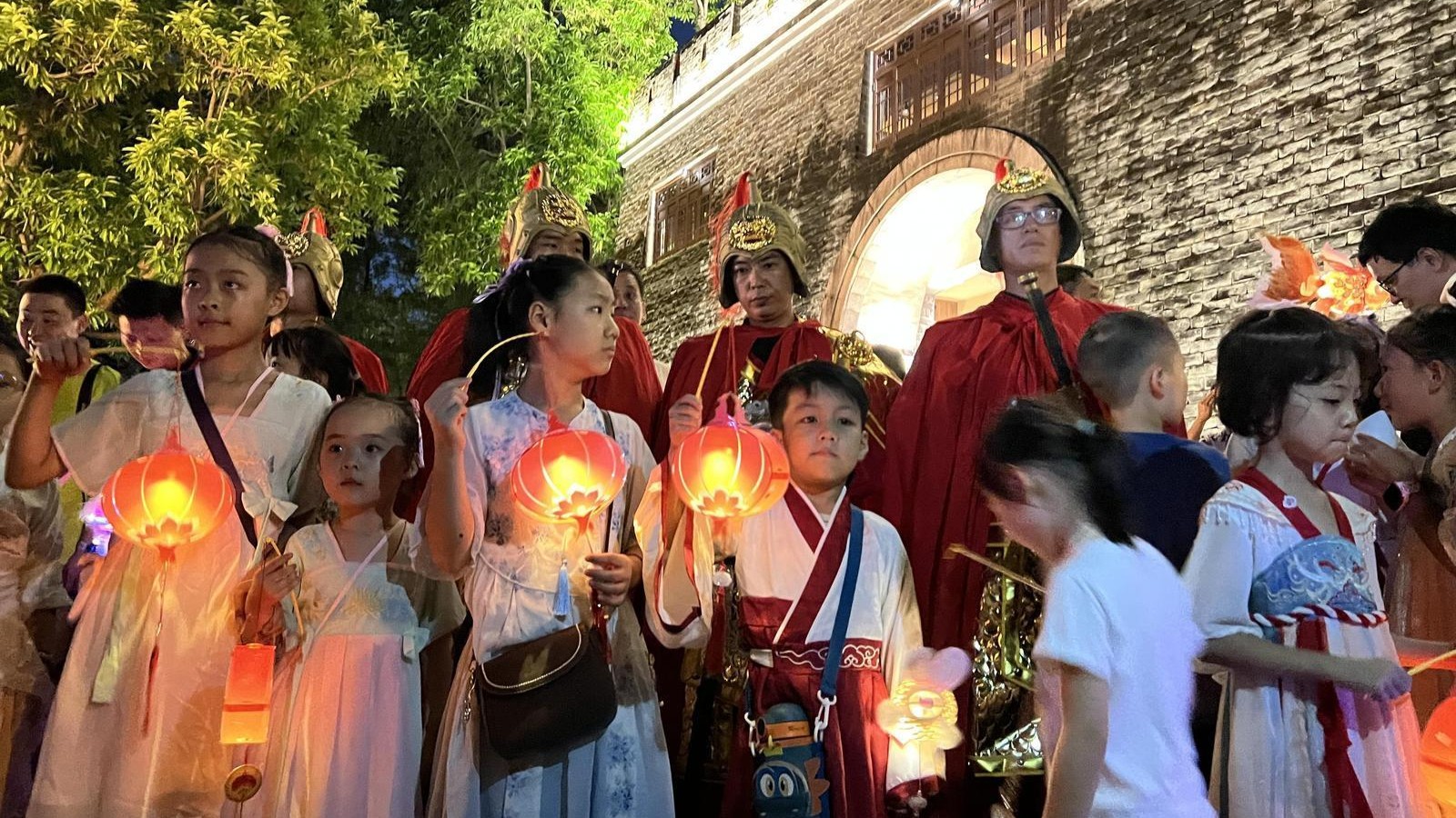 Guangzhou's Yuexiu Park hosts Mid-Autumn Festival event