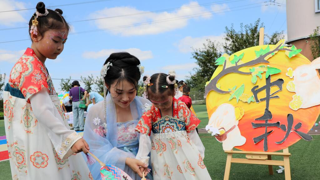 People enjoy holiday ahead of Mid-Autumn Festival across China