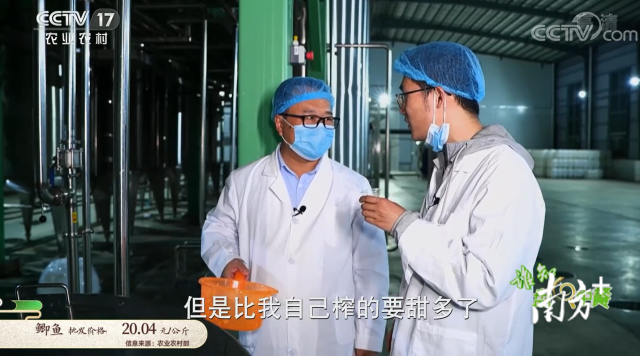 陈俊华（左）介绍平远脐橙加工工艺