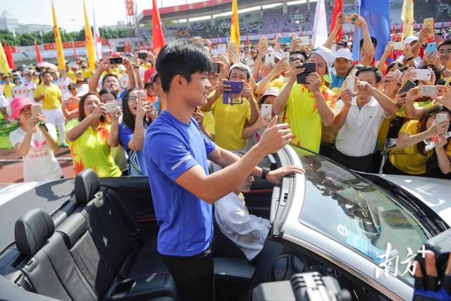 2015年9月25日，苏炳添出席中山市第七届运动会开幕式，市民纷纷拿出手机拍照。 南方+ 叶志文 拍摄