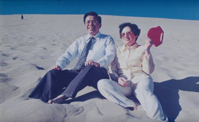 1998年9月，卢瑞华同志与夫人魏莹在一起。