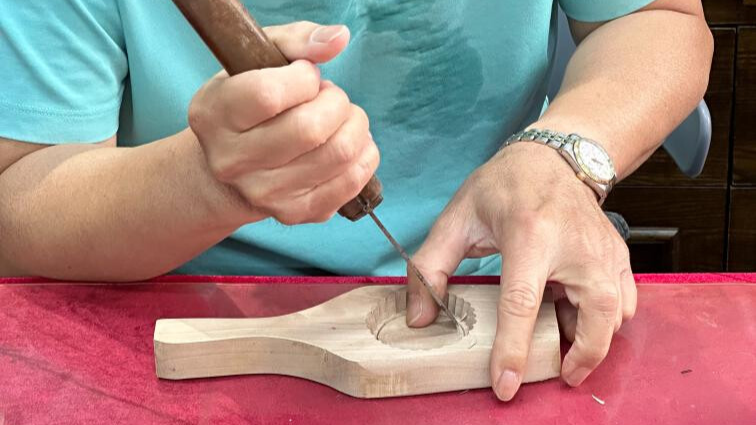 In Guangzhou, the last traditional pastry mold maker races against machines