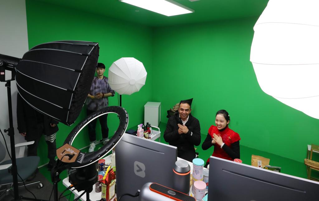 来自巴基斯坦的商人李龙（右二）在虹桥品汇的直播间内直播。新华社记者方喆 摄