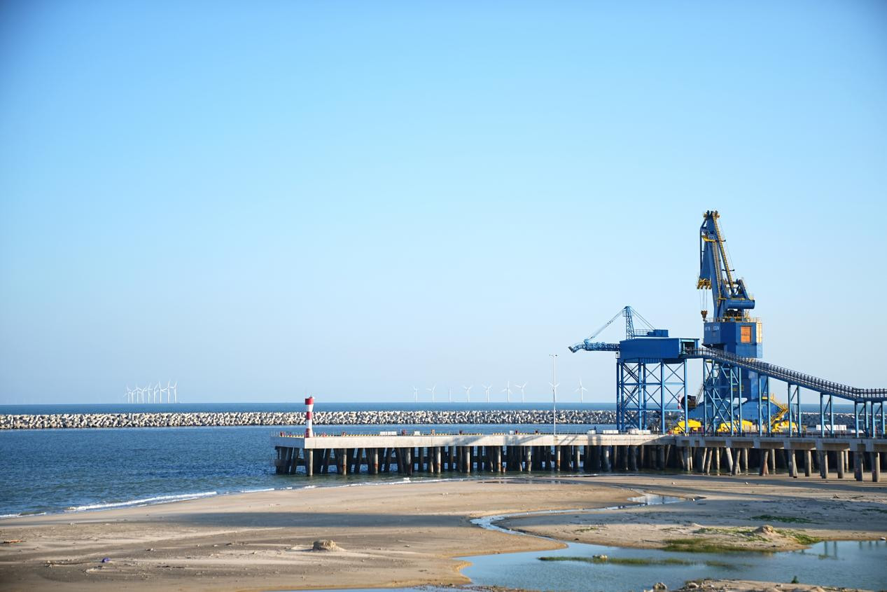 站在海工码头，远处的风电机组映入眼帘。