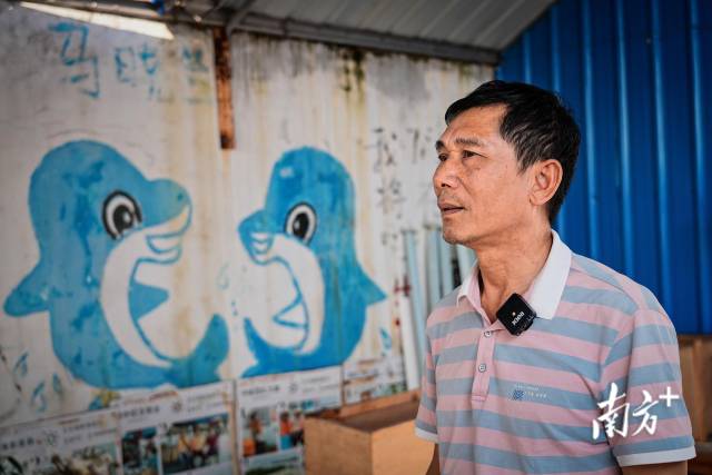 在湛江东海岛龟头村中华白海豚保护基地，村民庄宏清回忆着白海豚往事。
