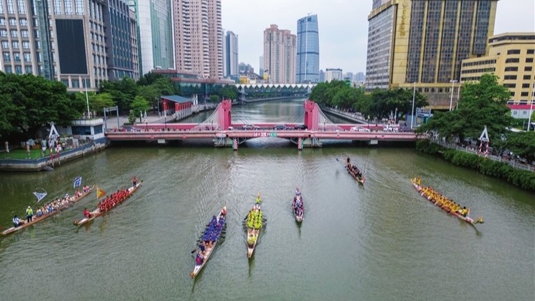 Shiqi dragon boat race held in Zhongshan