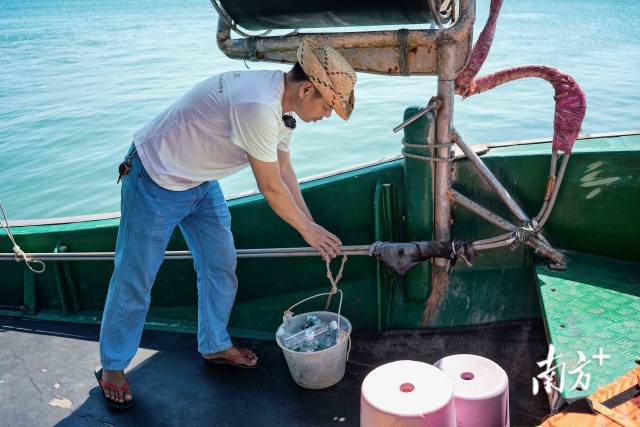 湛江东海岛渔民渔民吴华雄的渔船上常备一个垃圾桶，来避免出海时有人将塑料垃圾丢入海中，影响中华白海豚的生活。