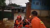 韶关暴雨致多地内涝 消防搭建起“生命通道”紧急救援 韶关暴雨致多地内涝 消防搭建起“生命通道”紧急救援